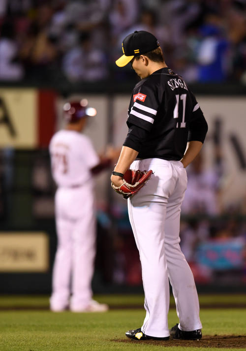 楽天対ソフトバンク　6回裏楽天2死一塁、ウィーラーに左越え2点本塁打を浴び肩を落とす千賀（撮影・横山健太）