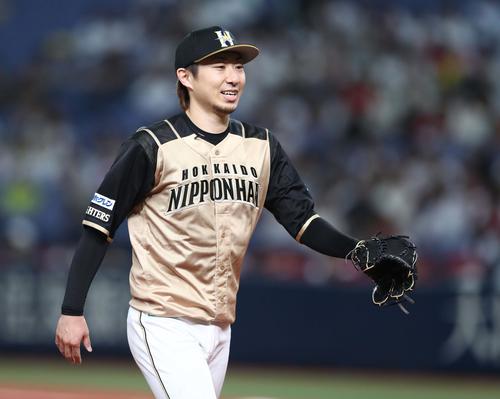 オリックス対日本ハム　4回裏、走者を出すも無失点に抑え笑顔の金子（撮影・黒川智章）