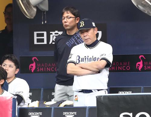 オリックス対日本ハム　ベンチで渋い表情の西村監督（撮影・黒川智章）