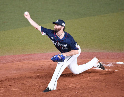ロッテ対西武　力投する西武先発のニール（撮影・加藤諒）
