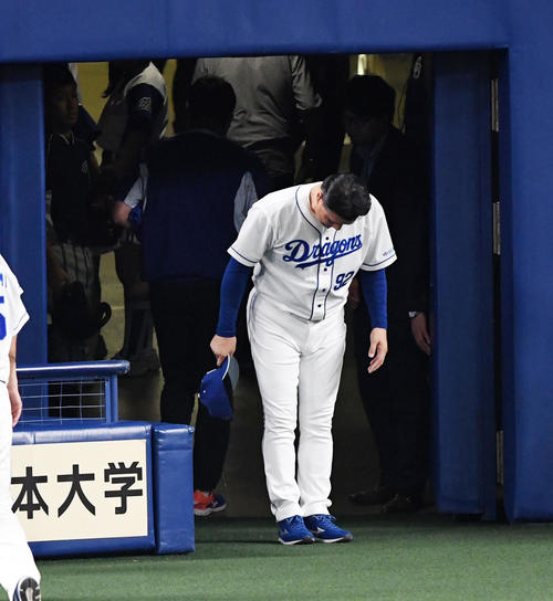 中日対DeNA　グラウンドに一礼して引き揚げる与田剛監督（撮影・前岡正明）