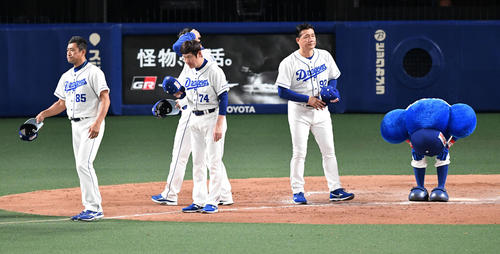 中日対DeNA　CS進出がなくなりファンにあいさつする中日与田監督（右）（撮影・前岡正明）