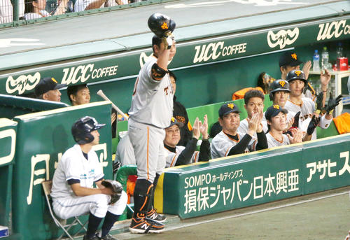 阪神対巨人　9回表巨人無死、代打阿部は三振に倒れるがスタンドのファンの温かい拍手にヘルメットをあげて応える（撮影・上山淳一）