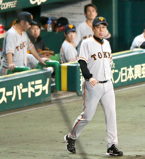 阪神対巨人　6回裏阪神1死二塁、原監督は渋い表情で高橋から鍬原に交代を告げに球審の元に向かう（撮影・上山淳一）