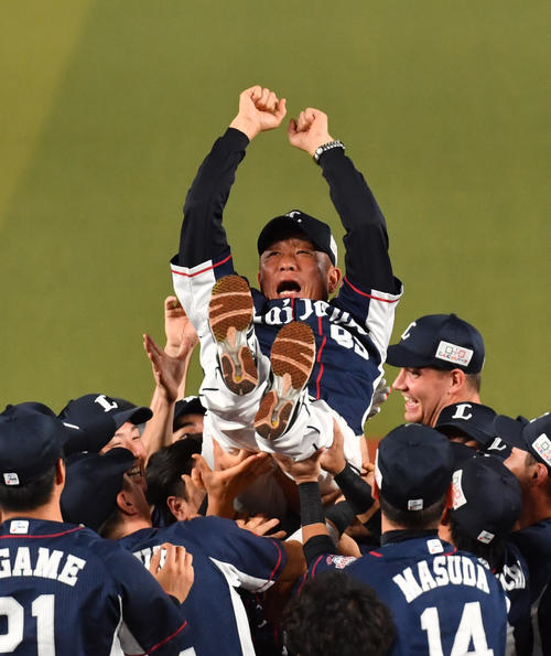 ロッテ対西武　優勝しナインから胴上げされる辻監督（撮影・柴田隆二）
