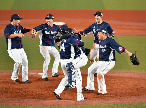 ロッテ対西武　優勝し喜ぶ西武ナイン（撮影・柴田隆二）