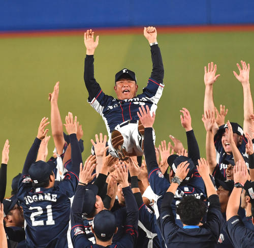 ロッテ対西武　優勝しナインから胴上げされる辻監督（撮影・柴田隆二）