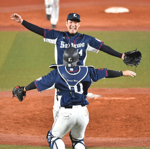 ロッテ対西武　優勝しバンザイする増田（撮影・柴田隆二）
