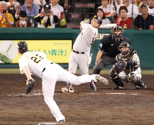 阪神対巨人　9回表巨人無死、代打阿部は藤川と対戦し右翼ポール際にファウルを放つ（撮影・加藤哉）