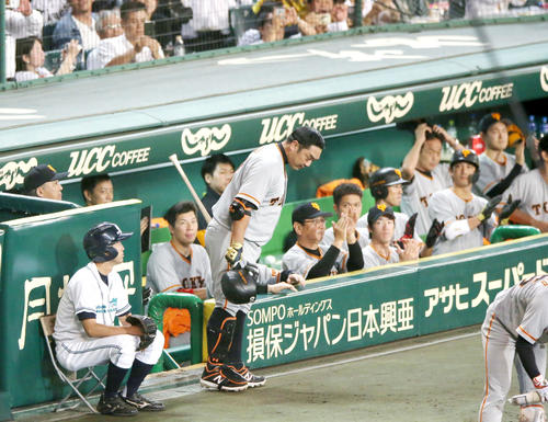 阪神対巨人　9回表巨人無死、代打阿部は三振に倒れるがスタンドのファンの温かい拍手にベンチ前で頭を下げる（撮影・上山淳一）