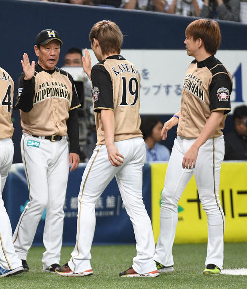 オリックス対日本ハム　白星で金子（中央）を迎える栗山監督（左）（撮影・渦原淳）