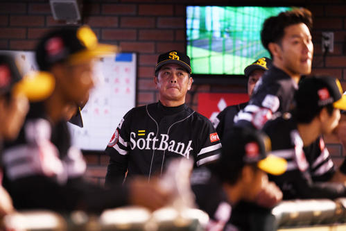 楽天対ソフトバンク　楽天に敗れ肩を落とす工藤監督（中央）らソフトバンクナイン（撮影・横山健太）