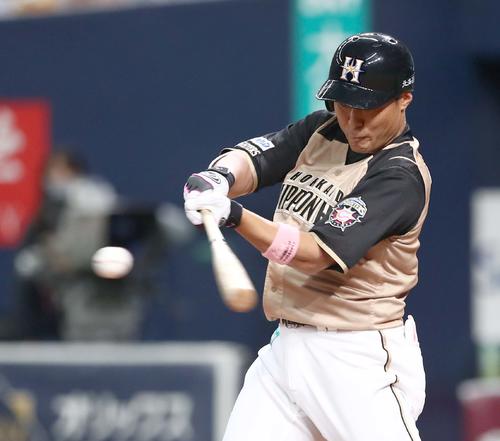 オリックス対日本ハム　9回表日本ハム2死、右前打を放つ田中賢（撮影・黒川智章）