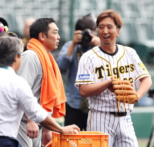 阪神対巨人　試合前練習で言葉を交わす巨人阿部（左）と阪神藤川（撮影・前田充）