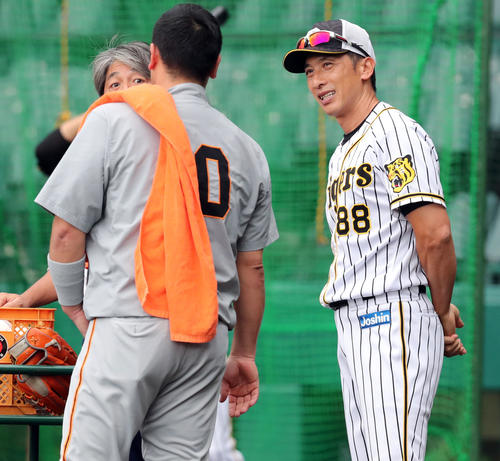 阪神対巨人　試合前、阪神矢野監督（右）は巨人阿部と談笑する（撮影・垰建太）