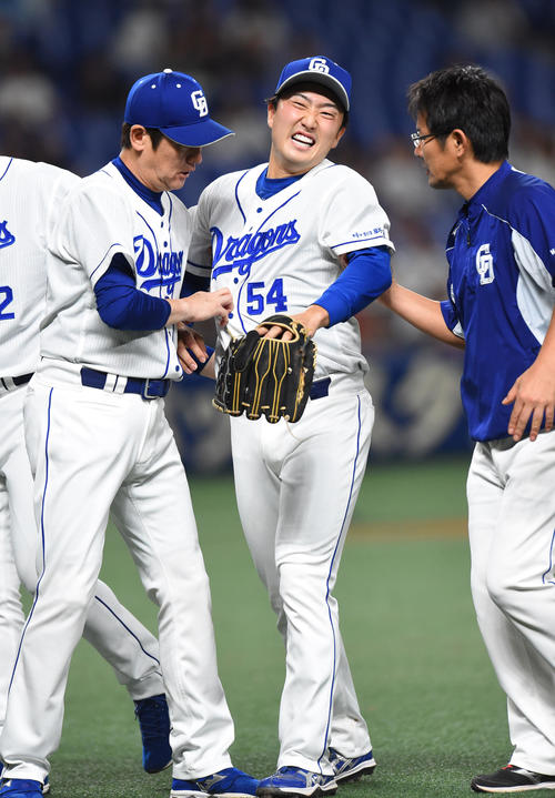 中日対DeNA　7回表DeNA無死一塁、DeNAソトの打球を足に当て悶絶する中日藤嶋健人（左は藤嶋健人を支える阿波野秀幸投手コーチ）（撮影・森本幸一）