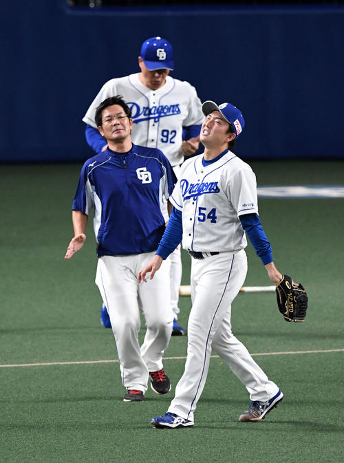 中日対DeNA　7回表DeNA無死一塁、ソトの打球が直撃、苦痛の表情を見せる中日藤嶋。奥は与田監督（撮影・前岡正明）