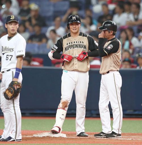 オリックス対日本ハム　8回表日本ハム1死一塁、中前打を放ち笑顔の清宮（撮影・黒川智章）