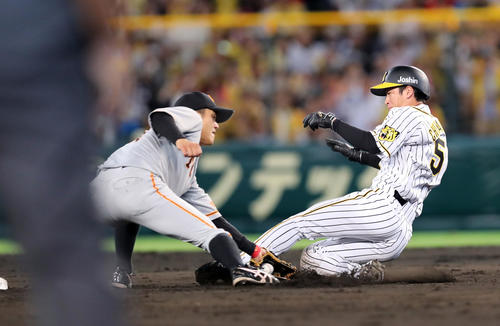 阪神対巨人　6回裏阪神2死一塁、二盗を決める近本（撮影・垰建太）