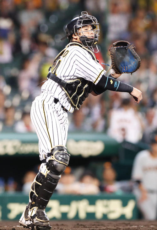 阪神対巨人　9回表巨人2死、山本の三振したボールを一塁へ送球する梅野（撮影・前田充）