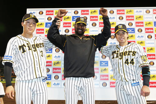 阪神対巨人　お立ち台で笑顔を見せる、左から大山悠輔、オネルキ・ガルシア、梅野隆太郎（撮影・前田充）