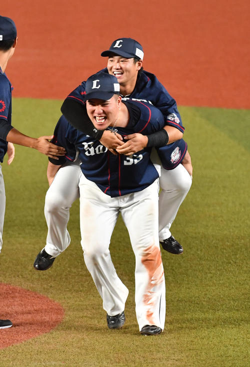 ロッテ対西武　優勝し喜ぶ山川穂高（撮影・柴田隆二）