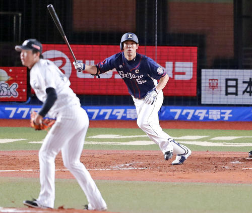 2回表西武1死満塁、秋山は中越え3点適時三塁打を放つ。投手は二木（撮影・浅見桂子）
