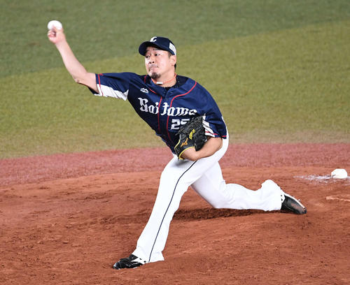 ロッテ対西武　力投する西武4番手の平井（撮影・加藤諒）