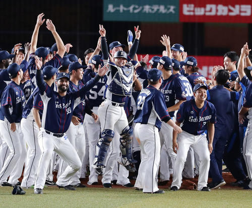 ロッテ対西武　辻監督の胴上げで外野を向いてVサインでジャンプする森（中央）、山川ら（撮影・浅見桂子）
