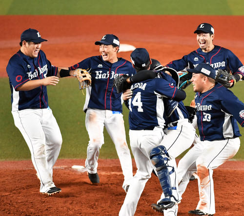 勝し喜ぶ西武ナイン。後方左から時計回りに中村、源田、外崎、山川、森、増田（撮影・柴田隆二）
