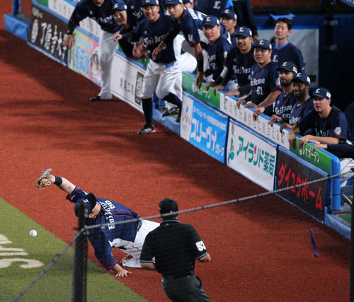 ロッテ対西武　9回裏ロッテ2死、マーティンの飛球を落球する中村（撮影・井上学）
