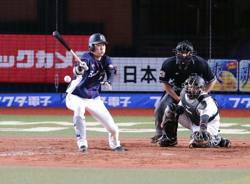 ロッテ対西武　7回表西武2死三塁、源田は二塁内野適時打を放つ（撮影・浅見桂子）