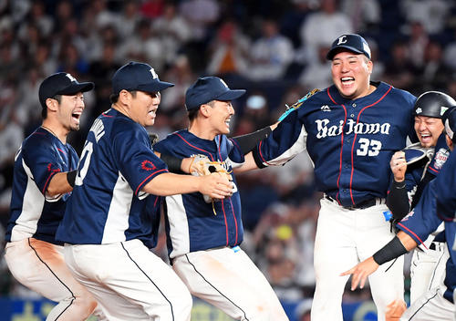 リーグ連覇を飾り喜ぶ外崎（左）ら西武ナイン（撮影・たえ見朱実）