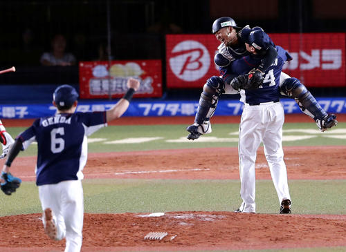 ロッテ対西武　優勝を決め、笑顔で増田（手前）に抱きつく森（後方）（撮影・浅見桂子）