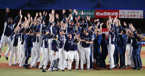 ロッテ対西武　辻監督の胴上げで外野を向いてVサインでジャンプする山川（中央）ら（撮影・浅見桂子）