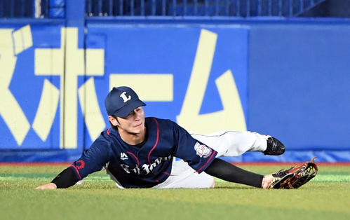 ロッテ対西武　8回裏ロッテ無死、角中勝也の飛球を好捕する金子（撮影・たえ見朱実）