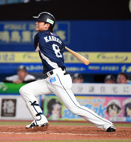 ロッテ対西武　2回表西武1死満塁、右前適時打を放つ金子（撮影・たえ見朱実）
