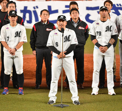 最終戦を終えた井口監督（中央）はファンにあいさつする（撮影・柴田隆二）