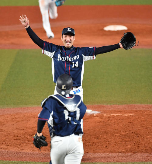 ロッテ対西武　優勝しバンザイする増田（撮影・柴田隆二）