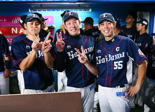ロッテ対西武　リーグ優勝に笑顔を見せる西武の、左から木村、増田、秋山（撮影・足立雅史）