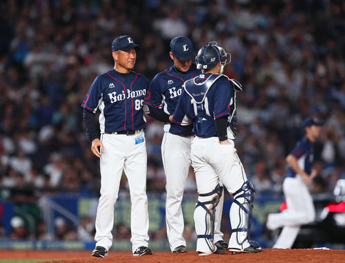ロッテ対西武　9回、西武増田（中央）に笑顔でマウンドを託す辻監督（撮影・足立雅史）