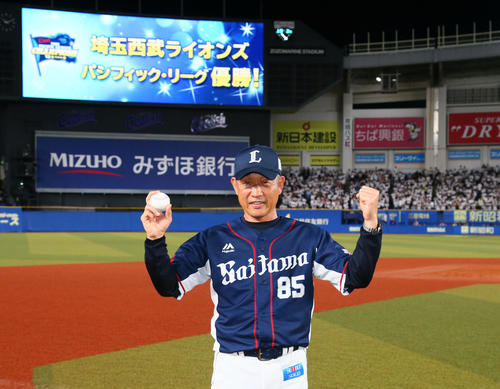 ロッテ対西武　リーグ優勝の勝利球を手に笑顔を見せる西武の辻監督（撮影・足立雅史）