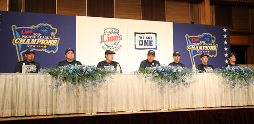 ロッテ対西武　共同記者会見に臨む西武ナイン。左から森、山川、中村、辻監督、秋山、増田、平井（撮影・井上学）