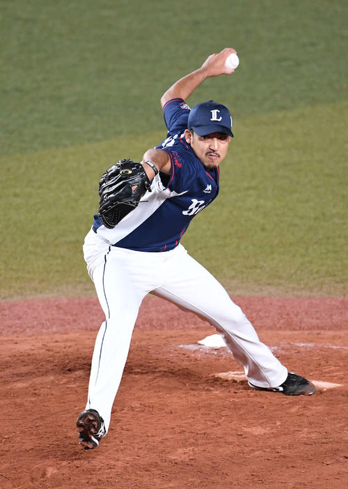 ロッテ対西武　力投する西武3番手の小川（撮影・加藤諒）