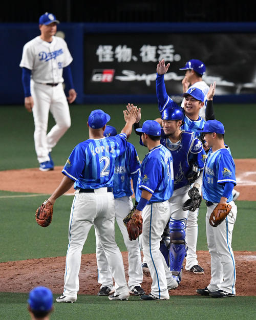 中日対DeNA　CS進出を決め喜ぶDeNAナイン（撮影・前岡正明）