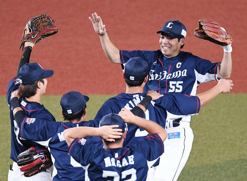 ロッテ対西武　パ・リーグ優勝を決め、ナインと喜ぶ西武の秋山（右上）（撮影・加藤諒）