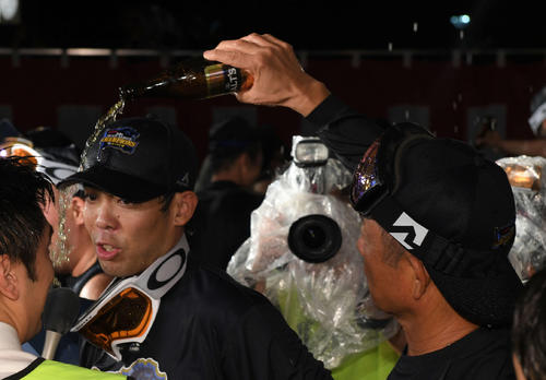 辻監督（右）にビールをかけられる秋山（撮影・井上学）