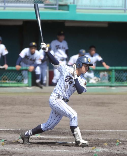 バットを高々と上げるバッター。横位置での撮影ではバットが画角から切れてしまうので縦位置で撮影