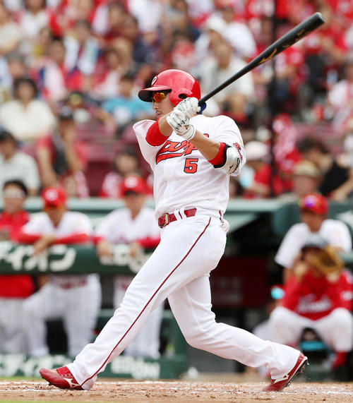 7日、阪神戦の4回、長野は左前適時打を放つ