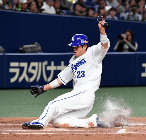 中日対ヤクルト　5回裏中日無死一、二塁、阿部の先制右前適時打で生還する代走の遠藤（撮影・前岡正明）